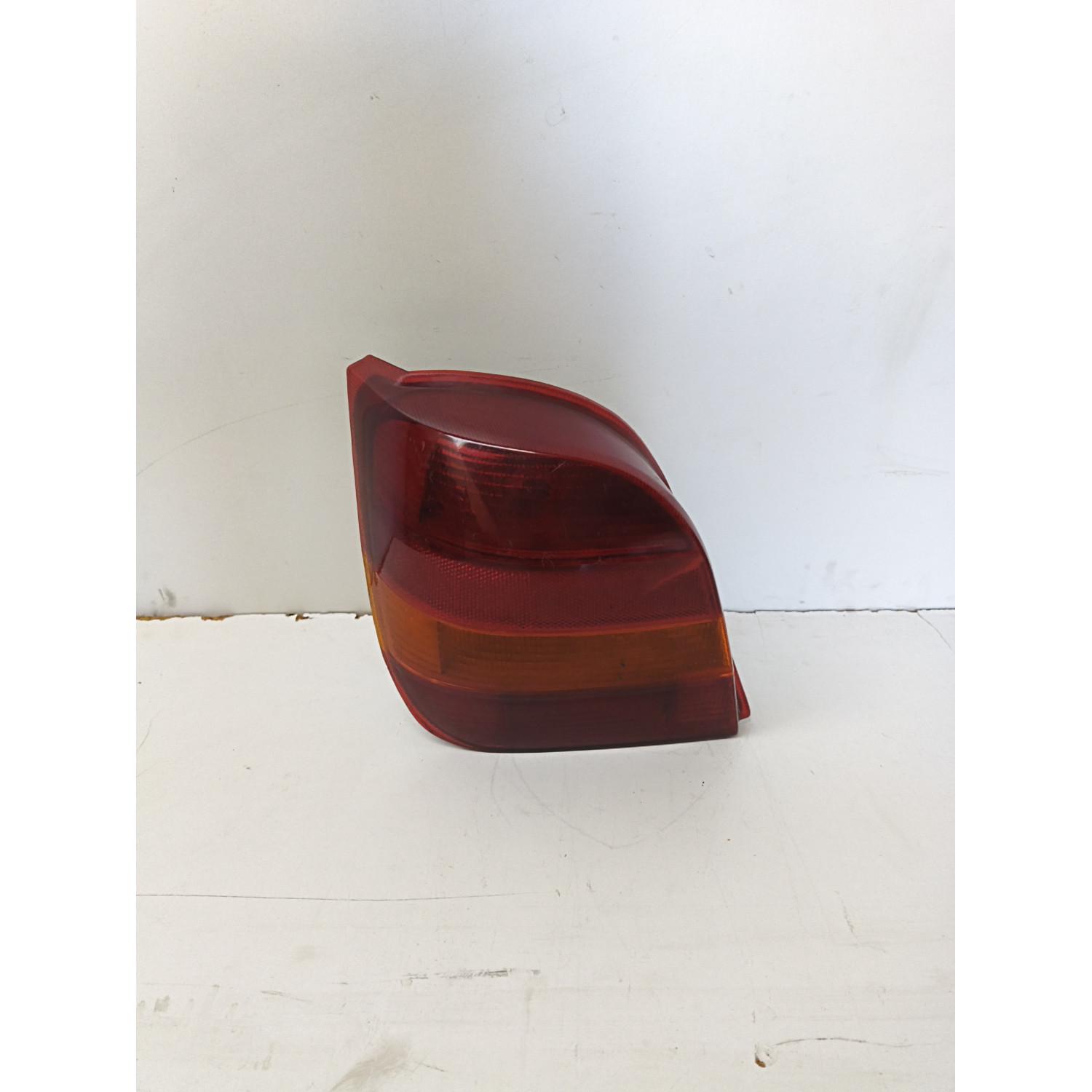 Feu arrière gauche  pour FORD Fiesta III 89 1.4 75cv  Ghia