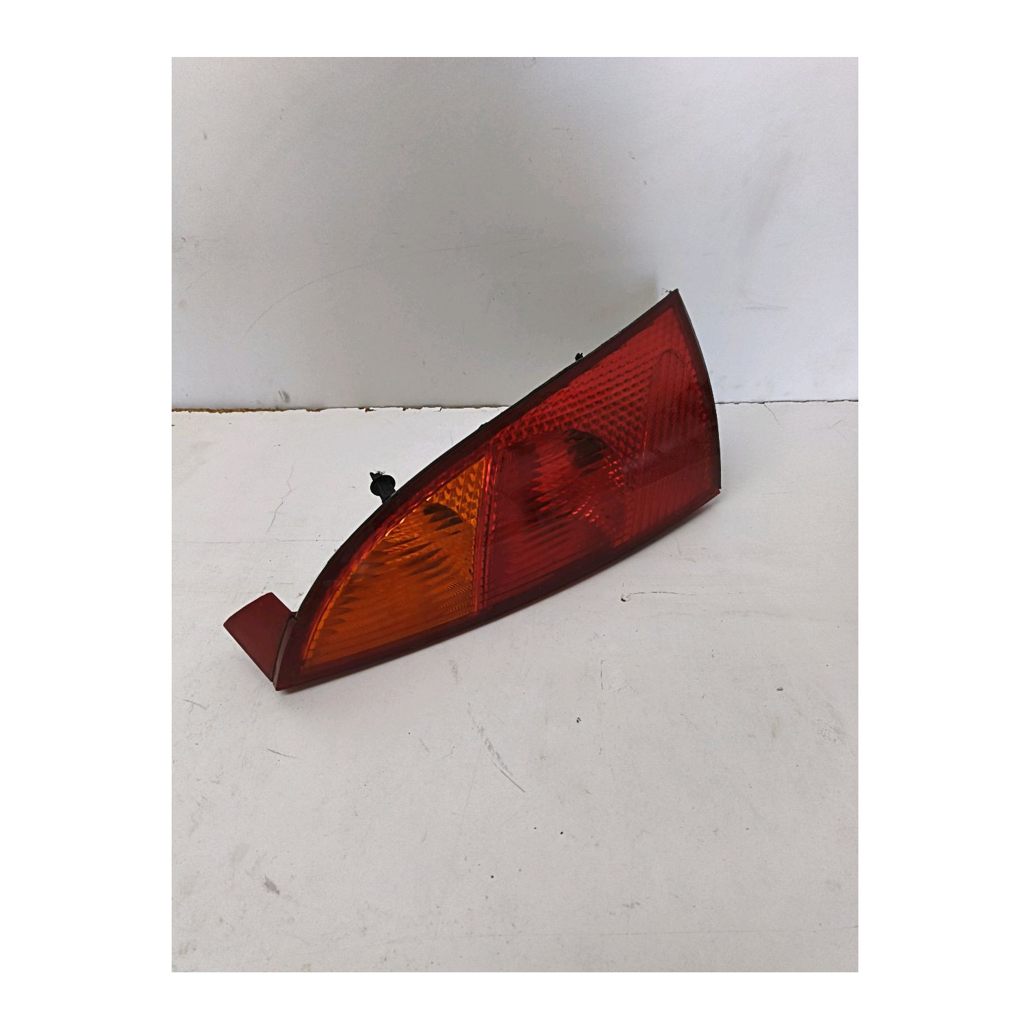 Feu arrière gauche  pour FORD Focus I Berline 1.8 TDCi 115cv  Trend