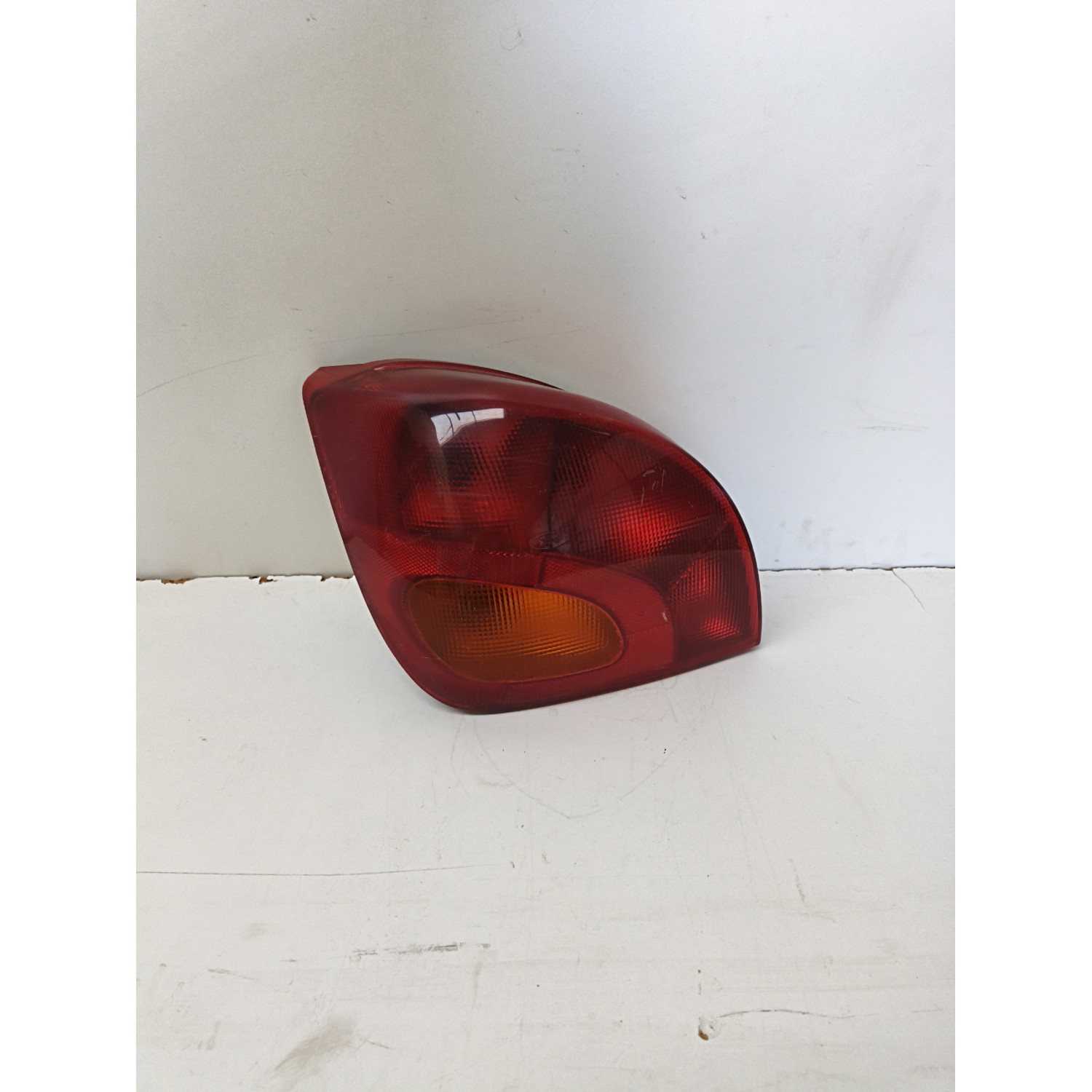 Feu arrière gauche  pour FORD Fiesta IV 1.1 i 50cv  Fun