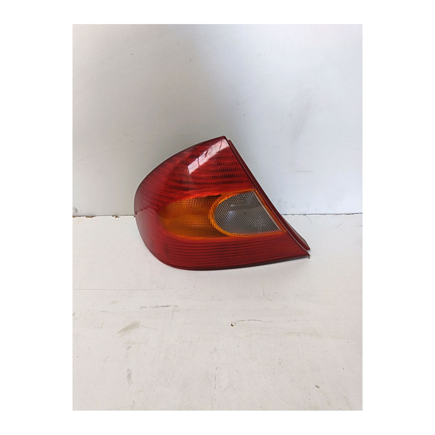 Feu arrière gauche  pour FORD Mondeo II (GD) berline 1.8 TD 90cv