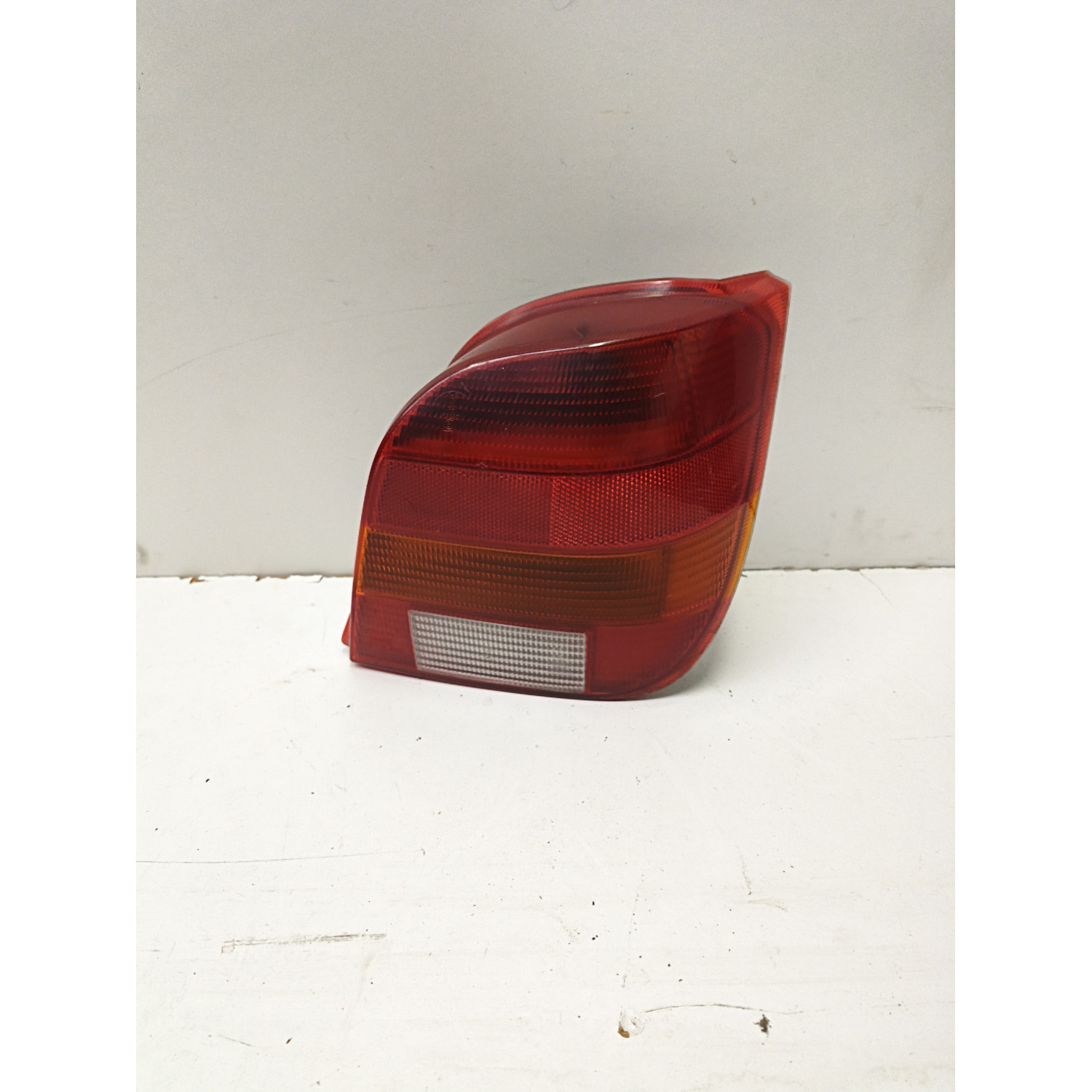 Feu arrière droit  pour FORD Fiesta III 89 1.1 54cv  Festival