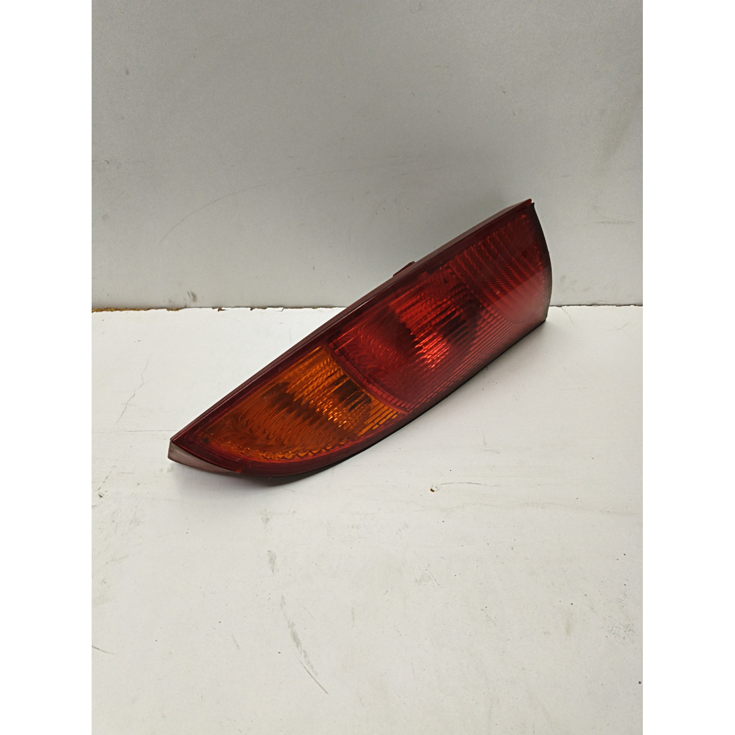 Feu arrière droit  pour FORD Focus I Berline 1.8 TDi 90cv  Ghia